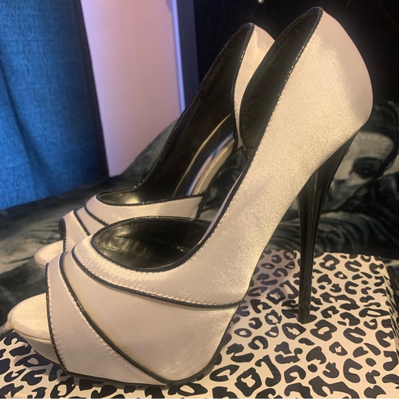 Been in mommas closet 4 over a decade time to let go n find new lovin - Picture 3 of 6